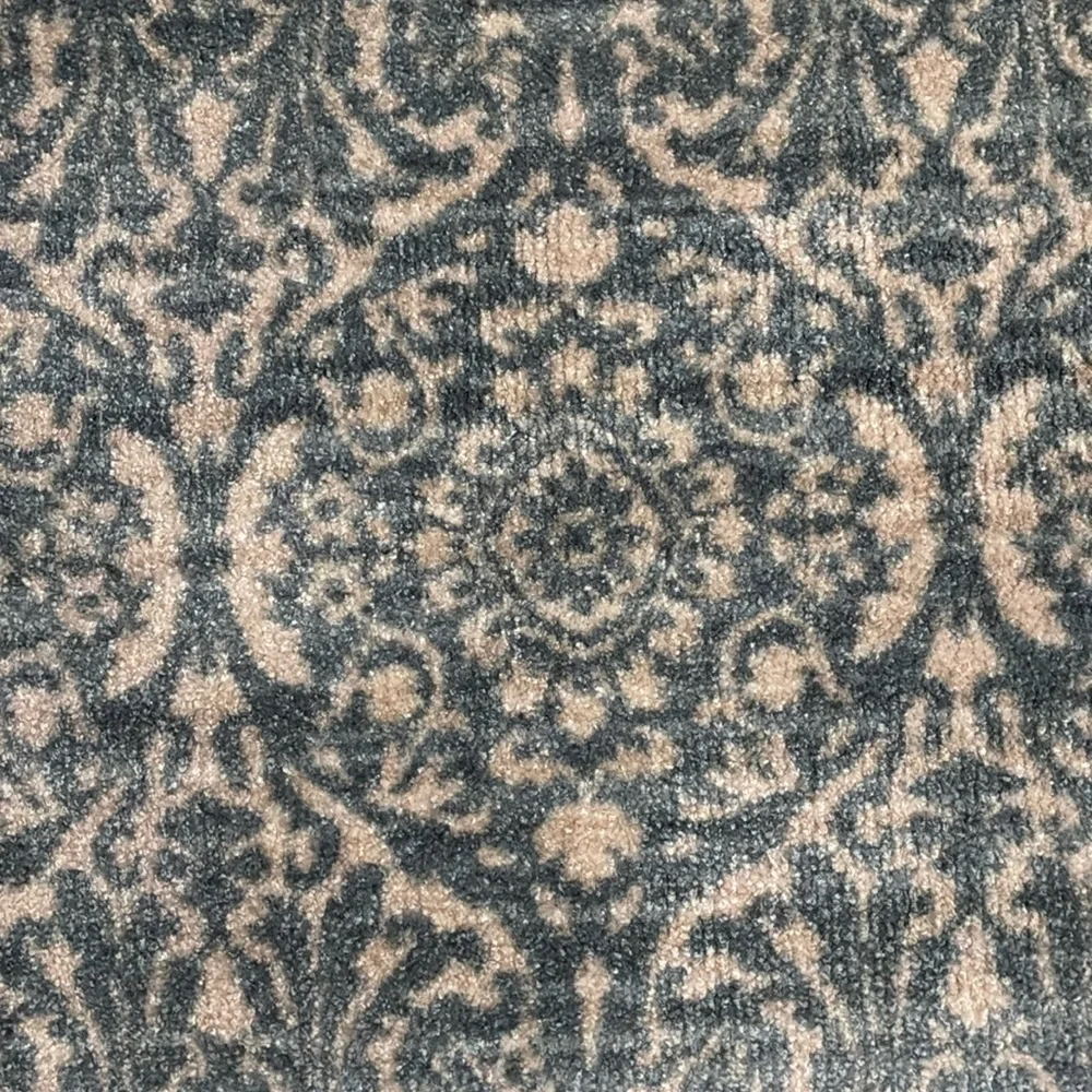 NON-SLIP AREA RUG - Picture 2 of 6